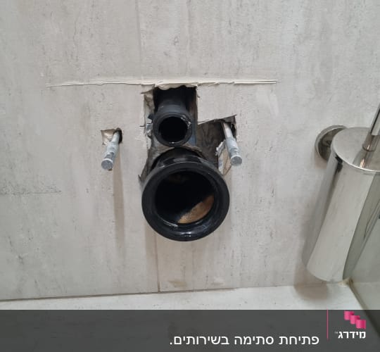 צינור אינסטלציה בקיר עם חיבורים חשופים